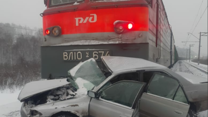 Поезд уничтожил машину лихача в Кузбассе