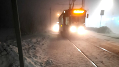 Кемеровчане замерзли на остановке из-за забуксовавшего трамвая