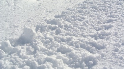 Пласт снега насмерть придавил девочку в калужской деревне при игре