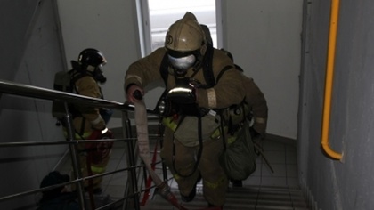 Огнеборцы спасли из горевшей многоэтажки в Кузбассе восемь человек