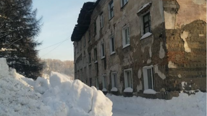 Власти выселили жильцов новокузнецкой многоэтажки из-за разрушения крыши