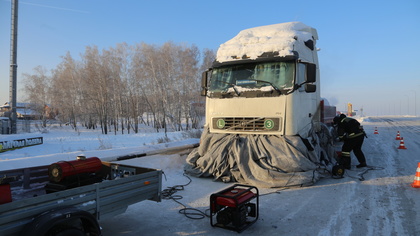 Фура замерзла на трассе по дороге в Кузбасс