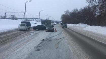 Автомобилистка задним ходом столкнулась со встречкой в Новокузнецке