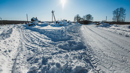 Кузбассовцы пожаловались на заваленный снегом подъезд