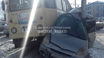 Трамвай вмял легковушку в столб в Прокопьевске
