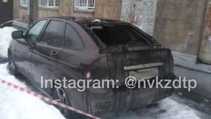 Упавший с крыши лед разбил автомобиль в Новокузнецке