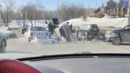 Момент опрокидывания машины на "кольце" в Новокузнецке попал на видео