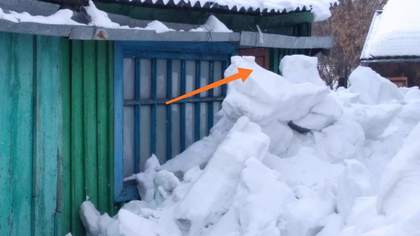 Убранный с крыши снег заблокировал вход пенсионерам в дом в кузбасском поселке