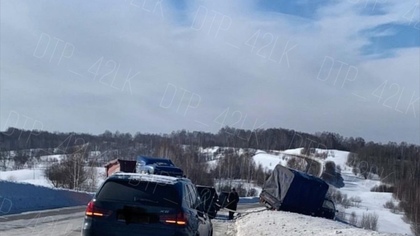 Дорожная авария с грузовиком произошла на кузбасской трассе 