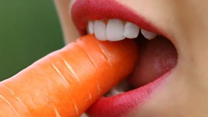 "Дичь какая-то": пользователи Сети осудили поведение Меньшовой с морковью во рту 