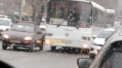 ДТП с автобусом парализовало движение машин и трамваев на кемеровском перекрестке