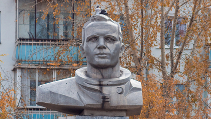 Кузбассовец "оживил" памятник Юрию Гагарину к юбилею скульптуры