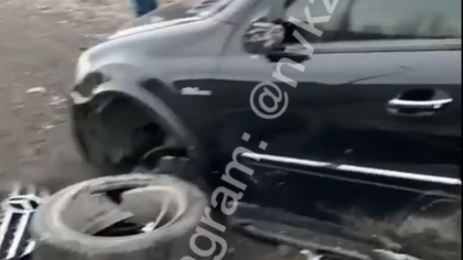 Люксовая иномарка потеряла четыре колеса в результате ДТП у рельс в Новокузнецке