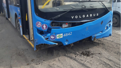 Вылетел в поле: пассажирка серьезно пострадала из-за уснувшего водителя автобуса в Новокузнецке