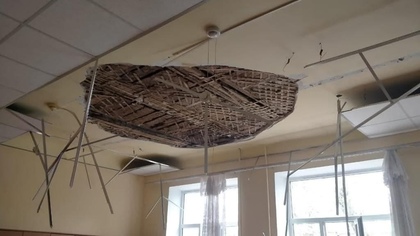 Школьники из Армавира попали в больницу из-за рухнувшего потолка на уроке
