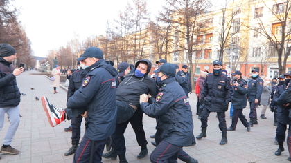 Полицейские задержали несколько человек на несогласованной акции в поддержку Навального в Кемерове
