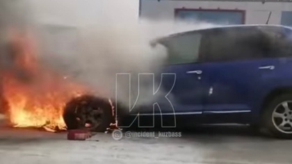 Автомобиль загорелся посреди дороги в столице Кузбасса