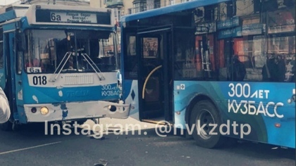 Новый автобус протаранил троллейбус в Новокузнецке