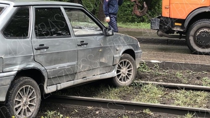 Застрявшая на рельсах автомобилистка парализовала работу трамваев в Новокузнецке