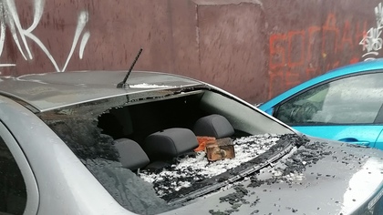 Упавший кирпич разбил окно иномарки в Кузбассе