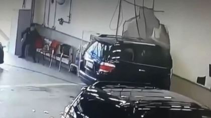 Внедорожник протаранил стену автоцентра в Москве