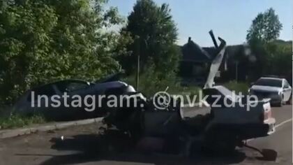 Автомобиль улетел в кювет после ДТП на кузбасской дороге