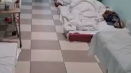 Петербургские медики разместили пациентов больницы с COVID-19 на полу коридора