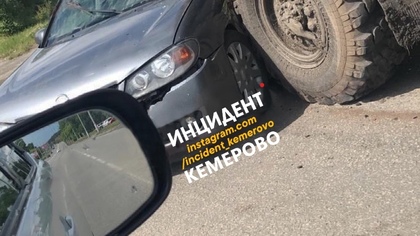 Грузовик и легковушка столкнулись на перекрестке в Кемерове