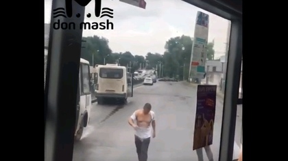 Водители маршрутки и автобуса в Ростове дважды устроили разборки на дороге