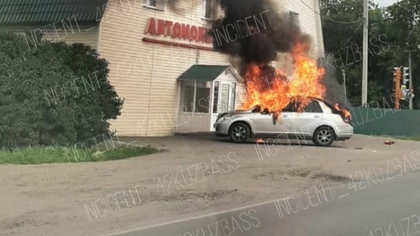 Припаркованный автомобиль загорелся в Юрге из-за неисправности электрооборудования