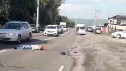 Окровавленный мужчина упал на дорогу после наезда иномарки в Новокузнецке