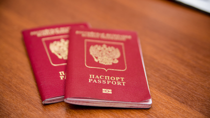 Правительство России одобрило идею об изъятии загранпаспорта у должников
