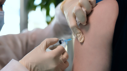 Росздравнадзор призвал активизировать вакцинацию от COVID-19 в регионах