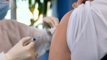 Бывший главный санитарный врач РФ Онищенко поддержал мнение о бесполезности повторной вакцинации 