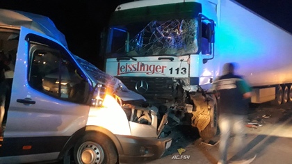 Семь человек пострадали при столкновении новокузнецкого микроавтобуса с грузовиком