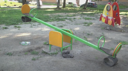 Подрядчик пообещал за два дня починить детскую площадку после жалобы юргинцев губернатору