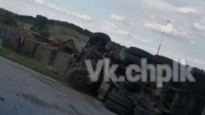 Перевозивший асфальт грузовик перевернулся на повороте в кузбасском поселке