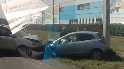 Машины столкнулись лоб в лоб у новокузнецкого гипермаркета