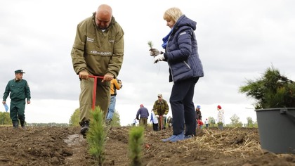 Губернатор Кузбасса посадил деревья в Чебулинском районе