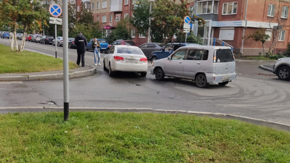 Иномарки столкнулись возле загруженного перекрестка в Кемерове