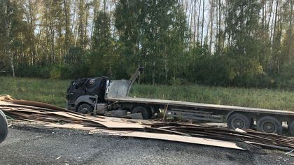 "Кабину напрочь снесло": ДТП с грузовиками произошло на кузбасской трассе