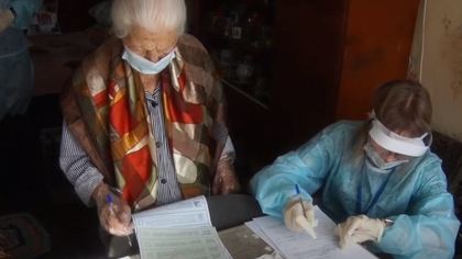 Столетняя участница ВОВ проголосовала на выборах в Кузбассе