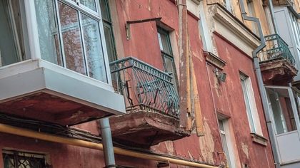 Внук закрыл свою бабушку на балконе в Кемерове