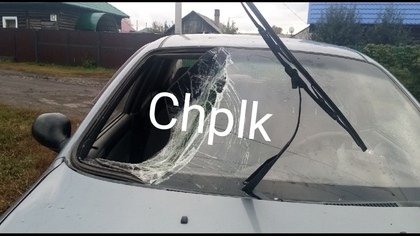 Подросток в Кузбассе прыжком проломил лобовое стекло легковушки