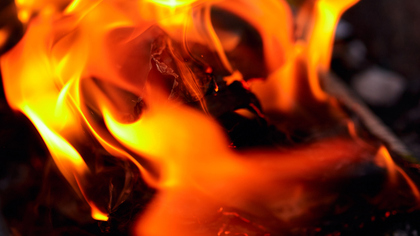 Пламя охватило металлический ангар в Свердловской области