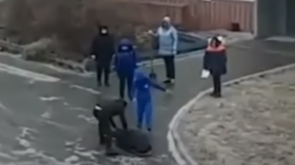 Хабаровские врачи "скорой" прокатили пациента по льду на носилках