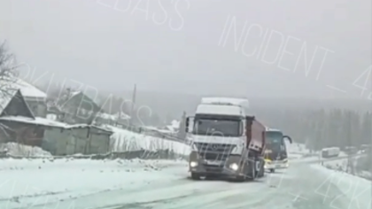 Машины застряли на дороге в Кузбассе из-за гололеда