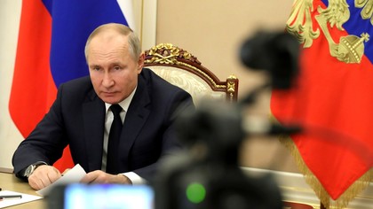 Путин поручил увеличить бюджетникам зарплаты в январе
