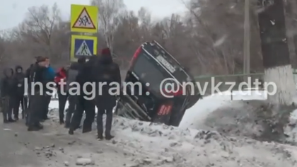 Автомобиль перевернулся на опасном повороте в Новокузнецке
