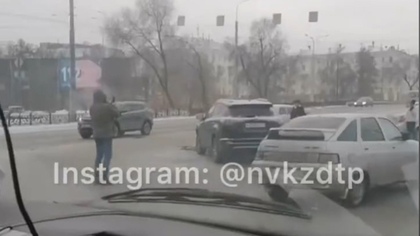 Легковушки столкнулись на площади в Новокузнецке